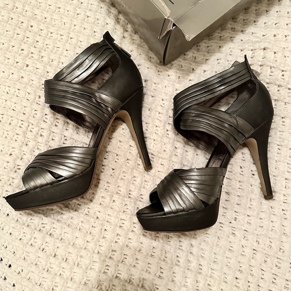 Women’s Marc Fisher Pewter Heel - Picture 3 of 4